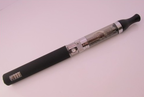 eGo de cigarrillo electrónico de voltaje variable 650mAh + T3 (CE6) Clearomizer 10ml + bonus e-líquido